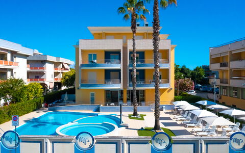 Residence Villarosa Pool and Beach: Appartement, Piscine, Condominium, Recours, Hôtel, Ombre, Balcon, Hôtel Boutique, Eco Hôtel