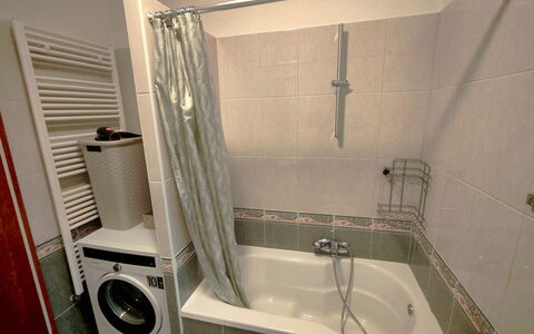 Holyday Home Midas: Luminaire Plomberie, Sol, Baignoire, Sol, Salle De Bains, Design Intérieur, Plomberie, Robinet, Tuile, Pièce
