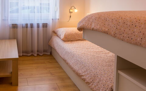 Holyday Home Midas: Lit, Chambre, Literie, Drap De Lit, Mur, Design Intérieur, Meubles, Sol, Bois, Pièce