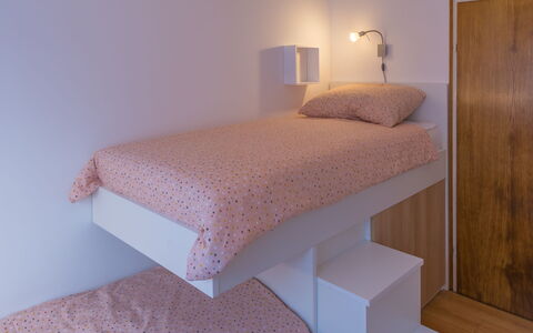 Holyday Home Midas: Lit, Meubles, Chambre, Design Intérieur, Mur, Drap De Lit, Literie, Sol, Bois, Linge