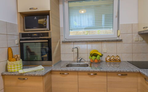 Holyday Home Midas: Cuisine, Comptoir, Appareil De Cuisine, Evier, Principaux Appliance, Design Intérieur, Cabinetry, Bois, Sol, Luminaire Plomberie