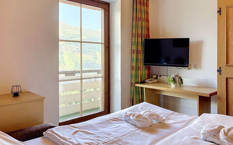 Sankt Michael im Lungau 100: Meubles, Chaise, Balcon, Tache De Bois, Table Cuisine Et Salle A Manger, Dur, Eco Hôtel, Hôtel, Table Basse, Accoudoir