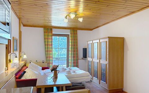 Sankt Michael im Lungau 100: Design Intérieur, Meubles, Sol, Pièce, Plafond, Chaise, Appartement, Tache De Bois, Cadre, Dur