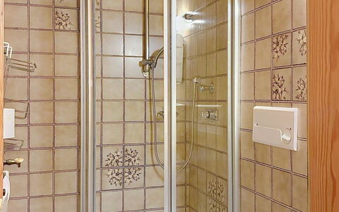 Sankt Michael im Lungau 100: Sol, Salle De Bains, Design Intérieur, Sol, Luminaire Plomberie, Pièce, Plomberie, Plafond, Douche, Tuile