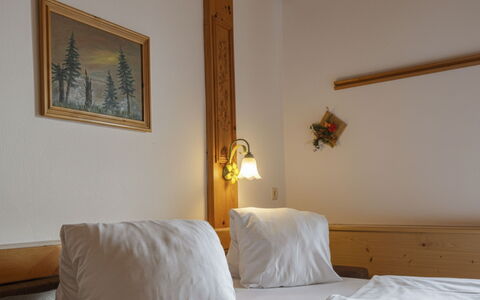 Sankt Michael im Lungau 100: Bois, Plafond, Pièce, Dur, Tache De Bois, Cadre De Lit, Lampe, Vernis, Luminaire, Lit