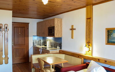 Katschberg 18 100.2: Plafond, Design Intérieur, Pièce, Tache De Bois, Dur, Cadre, Luminaire, Vernis, Télévision