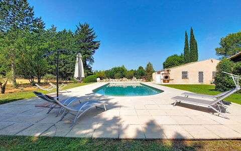 La Maisonnette: Bleu, Arbre, Ombre, Aménagement Paysager, Jardin, Biens, Piscine, Pelouse, Cour, À Feuilles Persistantes