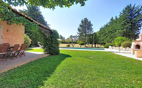 La Maisonnette: Arbre, Herbe, Jardin, Arbuste, Paysage, Pelouse, Lot Terre, Couverture De Sol