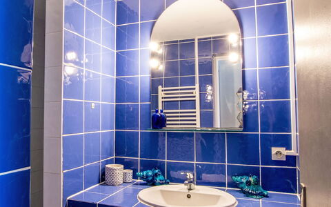 Casa Blue: Bleu, Mur, Design Intérieur, Luminaire Plomberie, Sol, Sol, Salle De Bains, Robinet, Plomberie, Tuile