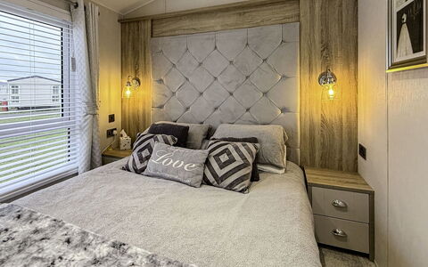 Lighthouse View: Meubles, Lit, Design Intérieur, Chambre, Literie, Drap De Lit, Bois, Plafond, Sol, Linge
