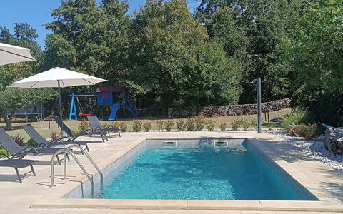 Villa Križanci: Piscine, Recours, Mobilier De Jardin, Composite, Ombre, Jardin, Caractéristique De L'Eau, Aménagement Paysager, Parapluie, Arrière-Cour