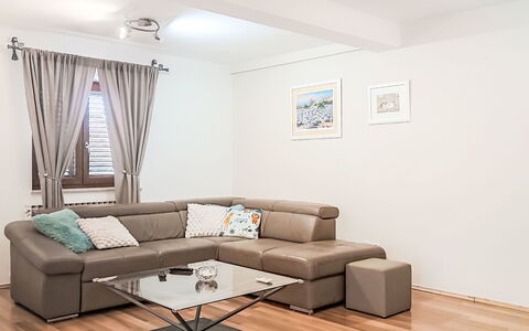 Villa Križanci: Meubles, Sol, Design Intérieur, Sol, Bois, Canapé, Table, Domicile, Salon, Parquet