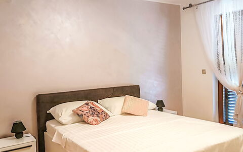 Villa Križanci: Meubles, Lit, Mur, Design Intérieur, Chambre, Bois, Drap De Lit, Literie, Sol, Sol