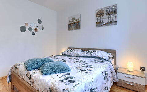 Villa Križanci: Lit, Meubles, Design Intérieur, Literie, Chambre, Drap De Lit, Pièce, Bois, Linge, Sol