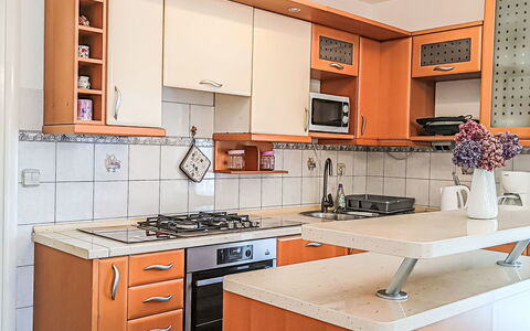 Villa Križanci: Cuisine, Appareil De Cuisine, Cabinetry, Comptoir, Principaux Appliance, Meubles, Bois, Design Intérieur, Cuisinière, Le Fourneau