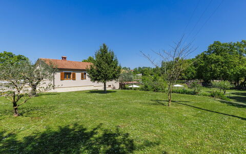 Villa Križanci: Arbre, Herbe, Maison, Arbuste, Domicile, Zone Rurale, Plaine, Paysage, Zone Résidentielle