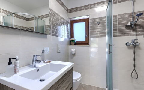 Villa Križanci: Salle De Bains, Luminaire Plomberie, Sol, Évier, Design Intérieur, Lavabo, Sol, Robinet, Armoire De Toilette, Miroir