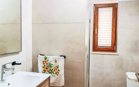 Villa Križanci: Sol, Sol, Luminaire Plomberie, Salle De Bains, Design Intérieur, Plomberie, Robinet, Miroir, Évier, Pièce