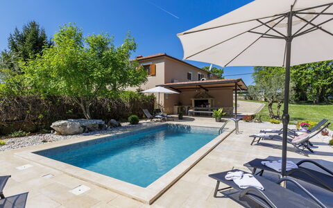 Villa Križanci: Piscine, Mobilier De Jardin, Recours, Caractéristique De L'Eau, Parapluie, Loisir, Biens, Balancelle, Eco Hôtel, Chaise