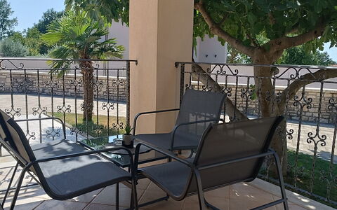 Villa Križanci: Meubles, Chaise, Mobilier De Jardin, Table, Le Fer, Métal, Tableau De Plein Air, Balcon, Ombre, Table Basse
