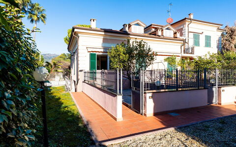 Casa Dany: Zone Résidentielle, Domicile, Balcon, Banlieue, Hacienda, Biens, Villa, Clôture, Porche, Plante D'Appartement
