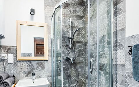 Rewal 200: Design Intérieur, Luminaire Plomberie, Sol, Sol, Plomberie, Salle De Bains, Robinet, Tuile, Évier, Plafond