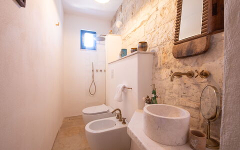 Trulli Valle D'Itria - Martina Franca: Mur, Sol, Luminaire Plomberie, Sol, Salle De Bains, Design Intérieur, Plomberie, Lavabo, Siège De Toilette, Évier