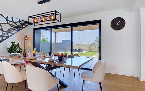 Ty Béthanie: Meubles, Design Intérieur, Sol, Mur, Table, Luminaire, Chaise, Salle À Manger, Sol, Bois