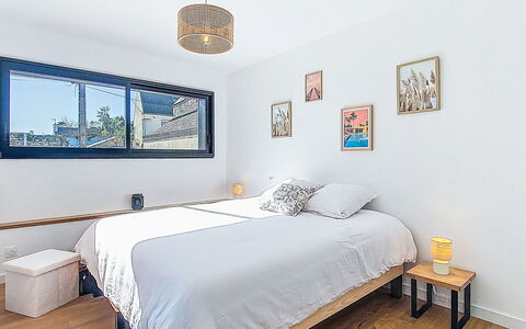 Ty Béthanie: Lit, Meubles, Design Intérieur, Chambre, Literie, Sol, Drap De Lit, Sol, Mur, Bois