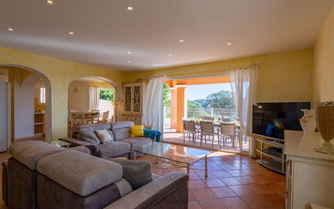 La Figuière: Meubles, Design Intérieur, Sol, Sol, Plafond, Canapé, Pièce, Table, Salon, Chaise