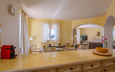 La Figuière: Meubles, Design Intérieur, Cuisine, Comptoir, Sol, Sol, Bois, Cabinetry, Plafond, Pièce
