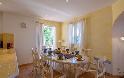 La Figuière: Meubles, Design Intérieur, Sol, Sol, Plafond, Pièce, Table, Éclairage, Salle À Manger, Chaise