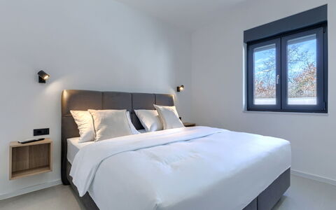 Jagoda: Design Intérieur, Chambre, Plafond, Lit, Luminaire, Cadre De Lit, Literie, Throw Pillow, Oreiller, Lampe