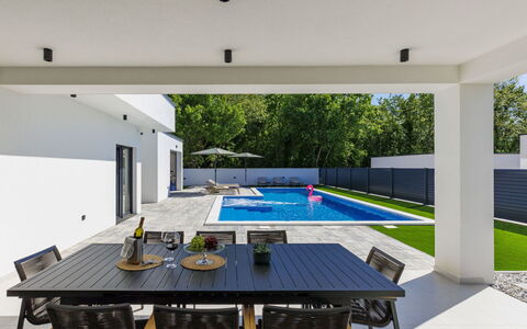 Jagoda: Piscine, Architecture, Domicile, Sol, Sol, Composite, Biens, Ombre, Cour, Aménagement Paysager