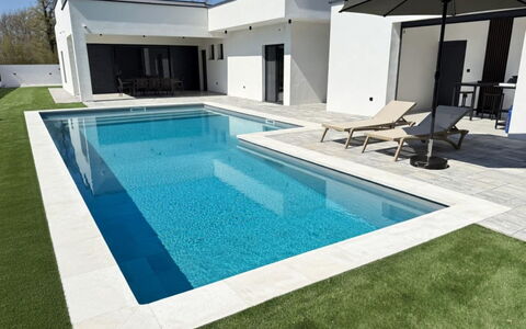 Jagoda: Piscine, Composite, Tuile, Caractéristique De L'Eau, Jardin, Aménagement Paysager, Biens, Béton, Cour, Villa