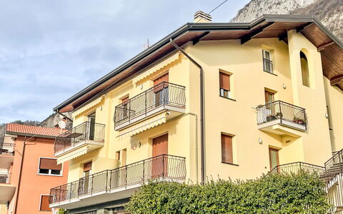 La Finestra su Bellagio: Montagnes Relief, Paysage Naturel, Colline, Montagne, Nuage, Arbuste, Montagnes, Paysage, Station De Montagne, Jardin