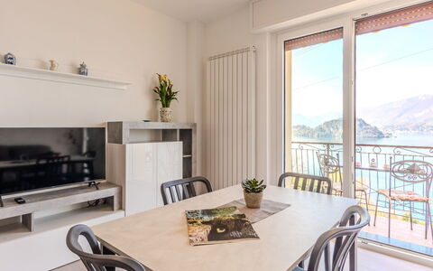 La Finestra su Bellagio: Design Intérieur, Meubles, Pièce, Sol, Sol, Appartement, Chaise, Table Cuisine Et Salle A Manger, Mer, Parquet