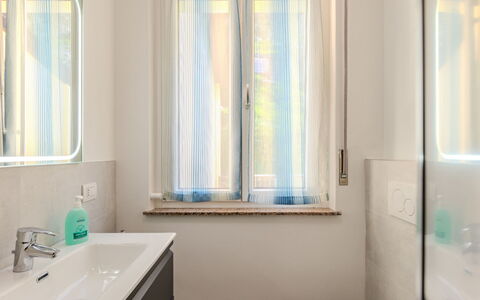 La Finestra su Bellagio: Salle De Bains, Design Intérieur, Luminaire Plomberie, Mur, Lavabo, Miroir, Sol, Évier, Sol, Robinet