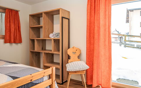 Chesa Giere: Meubles, Design Intérieur, Mur, Bois, Sol, Sol, Chambre, Pièce, Lit, Textile