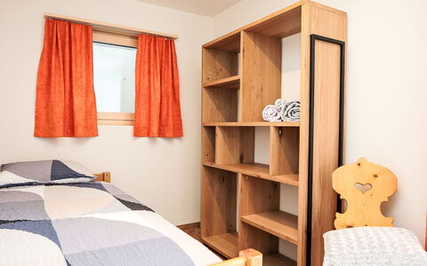 Chesa Giere: Meubles, Design Intérieur, Lit, Chambre, Mur, Bois, Sol, Sol, Drap De Lit, Literie