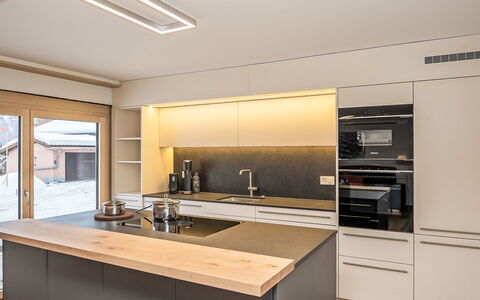 Chesa Giere: Cuisine, Design Intérieur, Sol, Comptoir, Bois, Plafond, Appareil De Cuisine, Luminaire, Cabinetry, Éclairage
