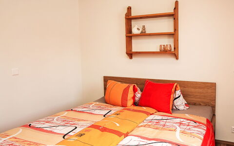 Chesa Giere: Meubles, Lit, Chambre, Design Intérieur, Mur, Bois, Drap De Lit, Literie, Linge, Pièce