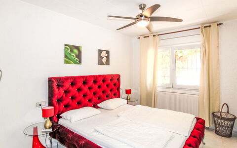 Roca Mas Mato: Meubles, Lit, Design Intérieur, Chambre, Sol, Sol, Literie, Drap De Lit, Pièce, Plafond
