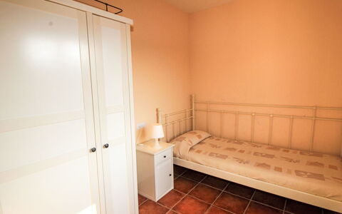 Cala Moreta: Lit, Mur, Chambre, Sol, Sol, Meubles, Design Intérieur, Bois, Drap De Lit, Pièce