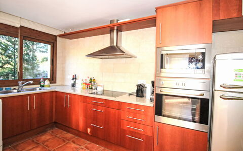 Cala Moreta: Cuisine, Cabinetry, Sol, Bois, Principaux Appliance, Comptoir, Appareil De Cuisine, Sol, Design Intérieur, Meubles