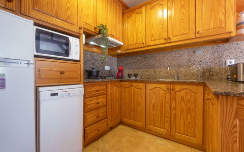 Falco: Cabinetry, Cuisine, Bois, Sol, Principaux Appliance, Comptoir, Appareil De Cuisine, Sol, Design Intérieur, Tache De Bois