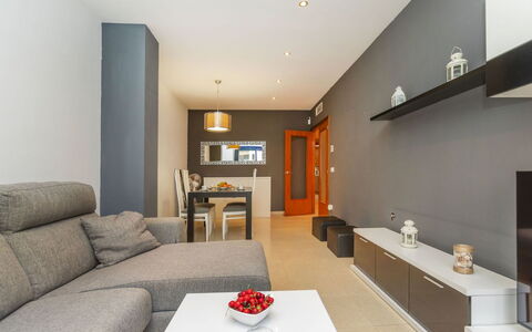 Solymar: Design Intérieur, Meubles, Sol, Bois, Sol, Plafond, Pièce, Télévision, Salon, Domicile