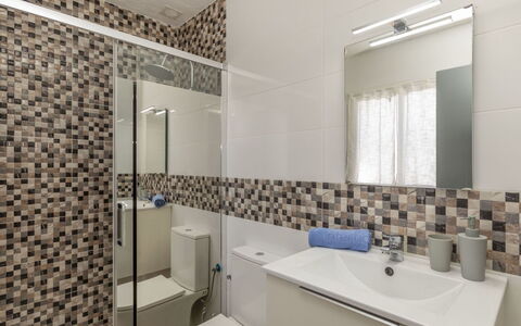 Las Calas: Salle De Bains, Luminaire Plomberie, Sol, Design Intérieur, Mur, Lavabo, Sol, Évier, Armoire De Toilette, Tuile