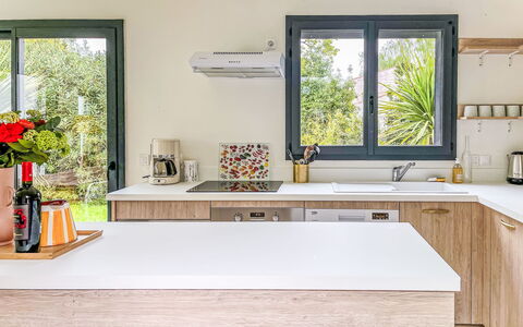 Villa Bianca: Cuisine, Comptoir, Appareil De Cuisine, Meubles, Design Intérieur, Bois, Principaux Appliance, Cabinetry, Sol, Domicile