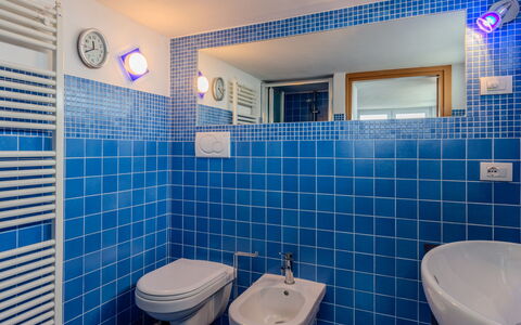 Sona'S Lake Home: Bleu, Sol, Luminaire Plomberie, Sol, Design Intérieur, Salle De Bains, Tuile, Robinet, Plomberie, Composite